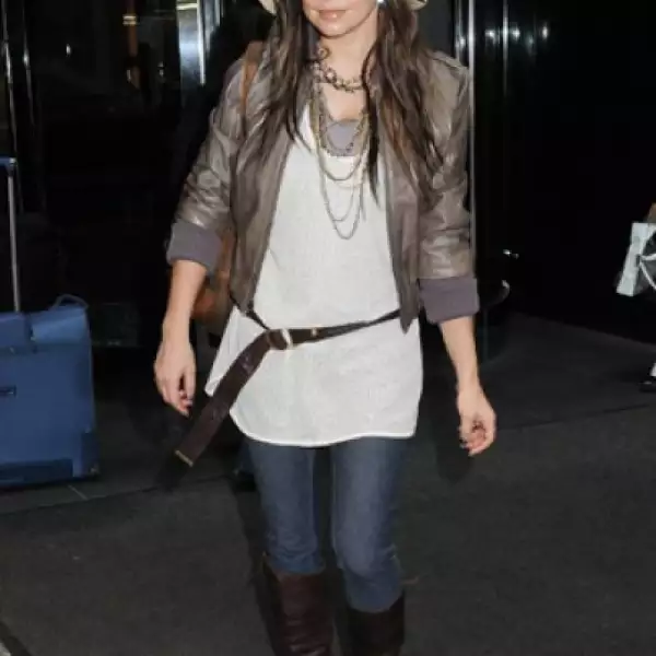 Fergie sale de su hotel en Manhattan, Nueva York.