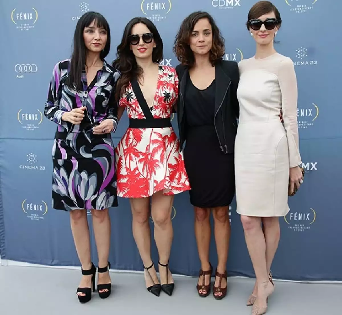 La actriz brilló al lucir un escotado vestido blanco con motivos florales. Aquí la vemos en compañía de Maria de Medeiros, Alice Braga y Paz Vega.