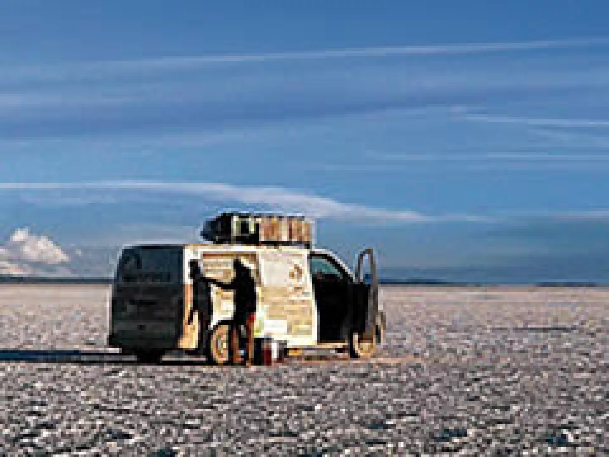 En Bolivia, Agnès Merat y Juan Miguel Gutiérrez cruzaron el interminable salar de Uyuni. (Foto: Laboratorio en movimiento)