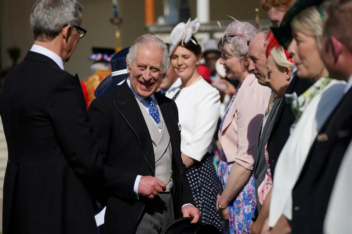 El rey Carlos de Gran Bretaña se reúne con los invitados durante una fiesta en el jardín, en celebración de la coronación del rey Carlos, en el Palacio de Buckingham, Londres, Gran Bretaña. Fecha de la foto: miércoles 3 de mayo de 2023.