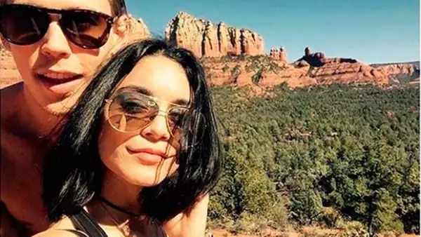 La actriz y su novio Austin están siendo investigados por grabar sus nombres en una roca del Parque Nacional de Coconino, zona protegida de Arizona.