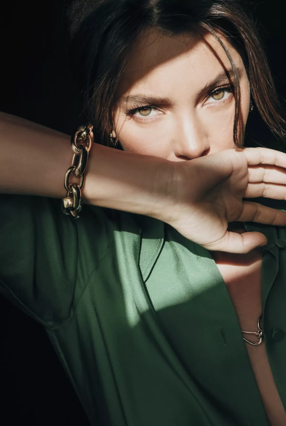 Sara Maldonado con vestido verde y una pulsera