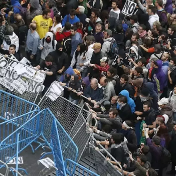 Españoles se manifiestan fuera del Congreso