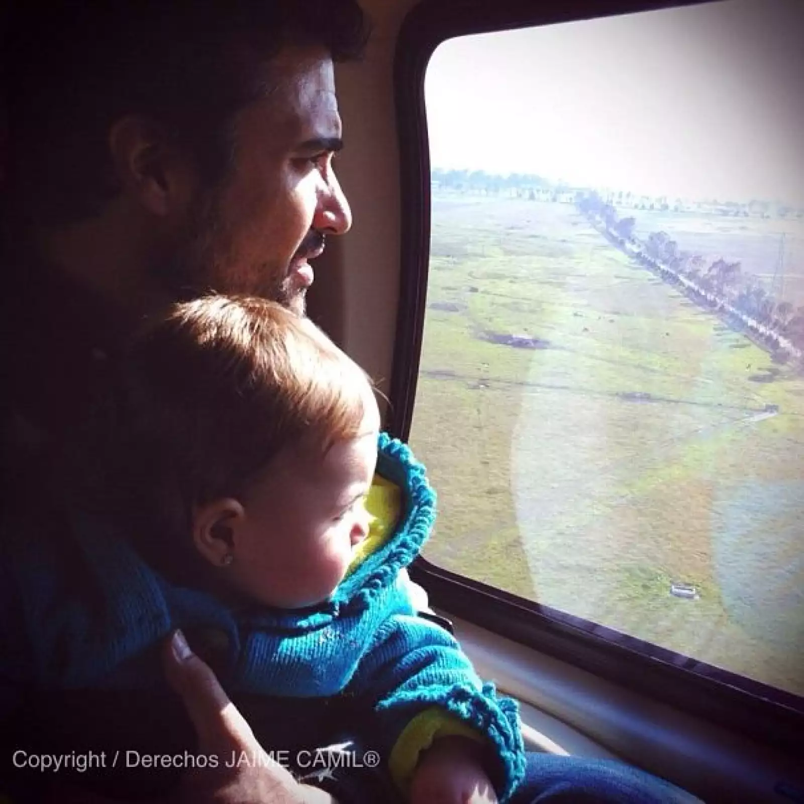Elena es la mejor compañera de viaje de su guapo papá.