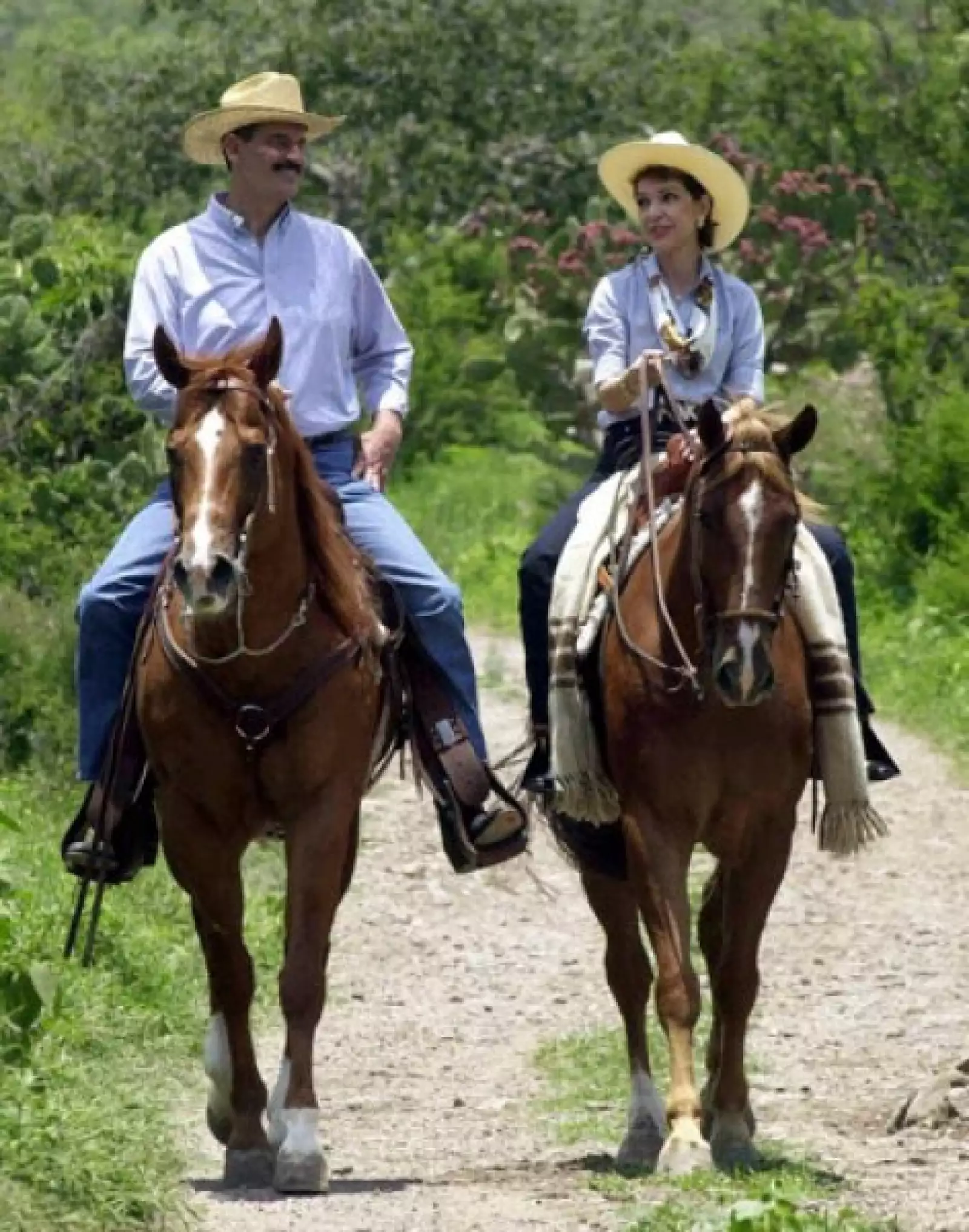 En esta ocasión, y vestidos muy al estilo ranchero, la pareja dio un paseo a caballo en la zona rural de San Francisco, Guanajuato.