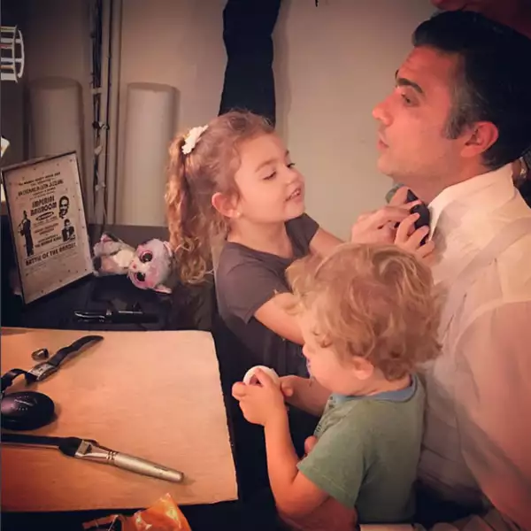 El actor ha iniciado su trayectoria en Broadway y no puede estar más feliz con su familia.
