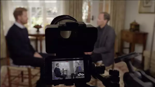Príncipe Harry y Tom Bradby