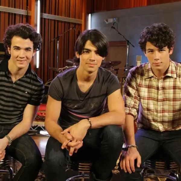 Los hermanos Nick, Joe y Kevin Jonas (16, 19 y 21 años), de los Jonas Brothers, también recolectaron  25 millones de dólares.