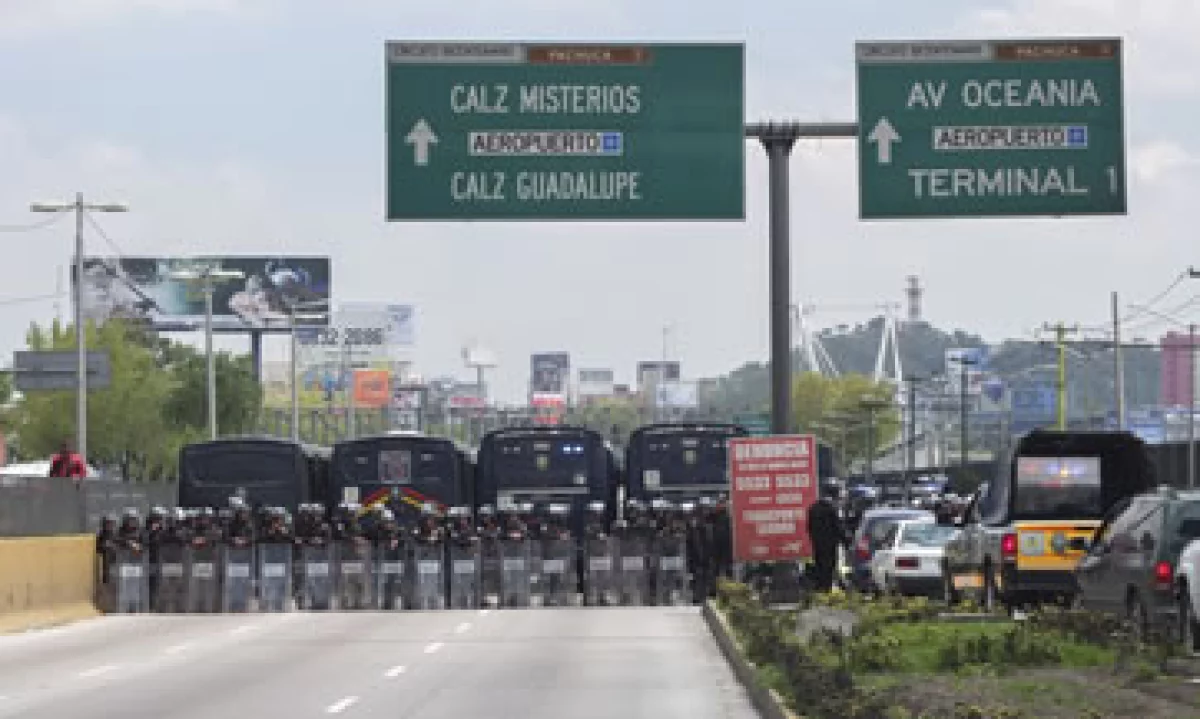 La terminal aérea también indicó que la Policía Federal y Auxiliar resguardan las inmediaciones. (Foto: Cuartoscuro)