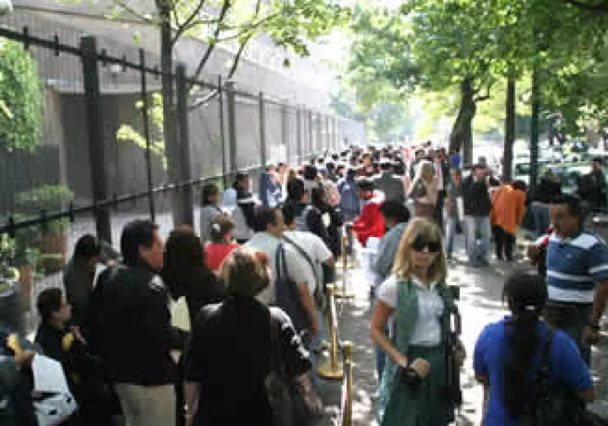 Cientos de personas acuden a la Embajada de Canadá en México para tramitar su visa. (Foto: NTX)