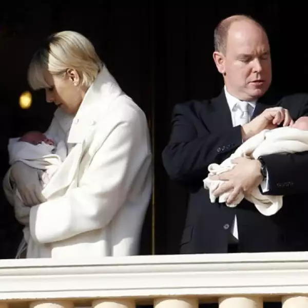 Los papás no descuidaron ni un momento a los mellizos.