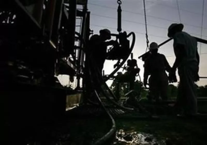 La caída se produjo en medio de preocupaciones sobre la demanda y antes del informe semanal de inventarios. (Foto: Reuters)