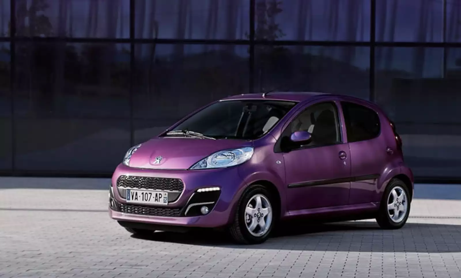 La firma francesa posiciona a este modelo como el primer automóvil dentro del sector joven, con colores llamativos como el morado, rojo y verde.