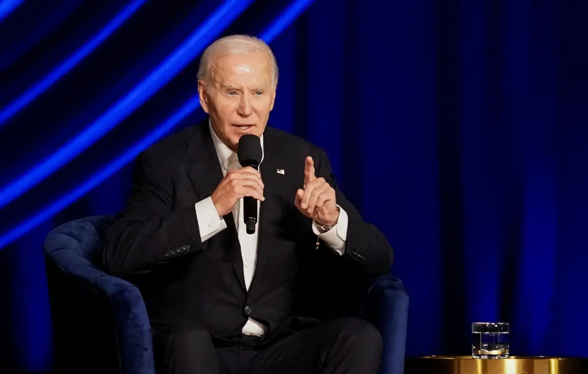El presidente estadounidense Joe Biden participa en una conversación con el expresidente estadounidense Barack Obama (no en la foto) durante una recaudación de fondos de campaña repleta de estrellas en el Peacock Theatre de Los Ángeles, California, EE.UU.