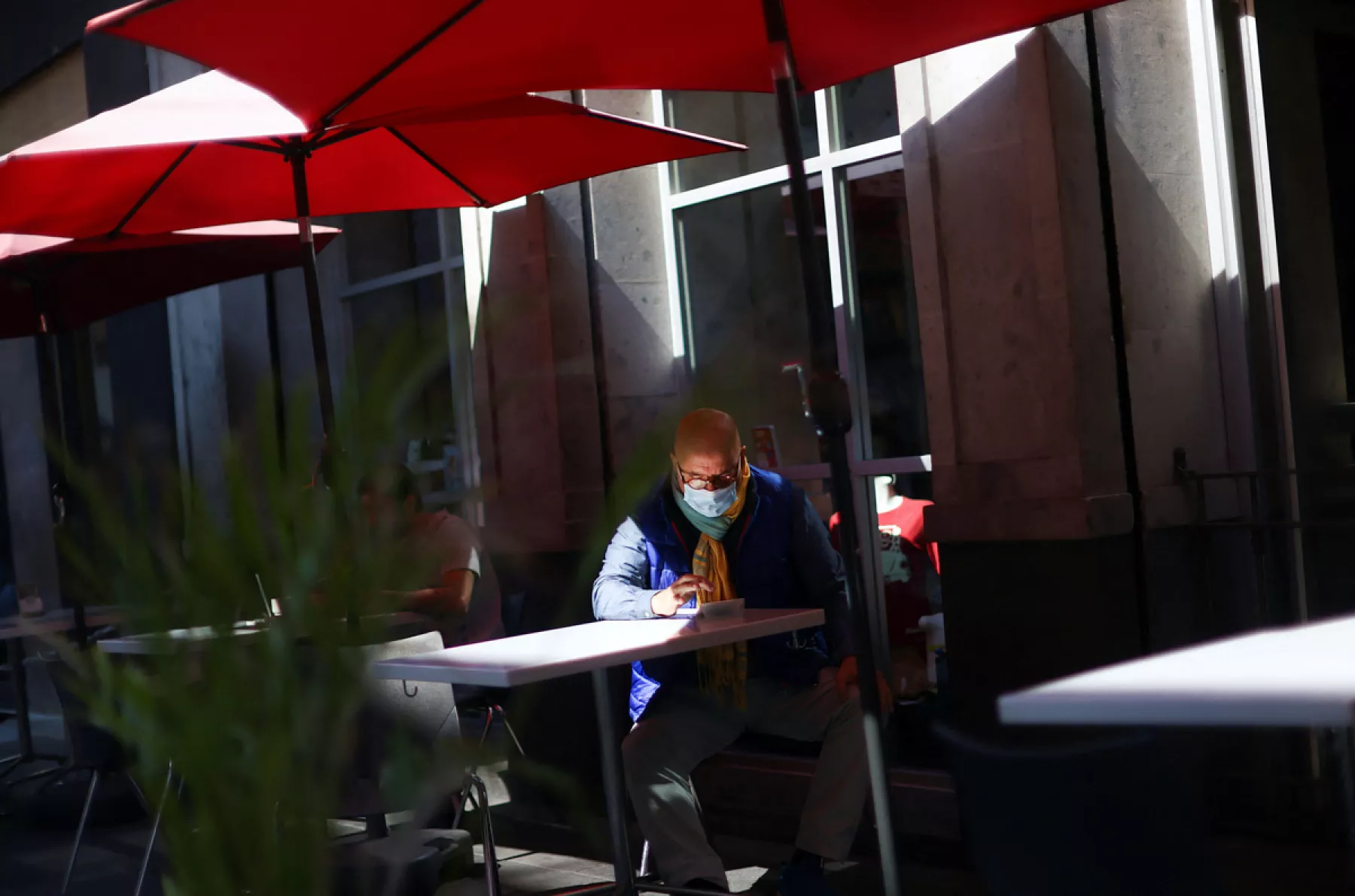 (Un hombre espera su comida en un restaurante de la CDMX)