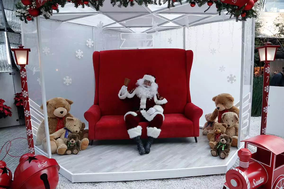 Santa Claus salundando en Artz.