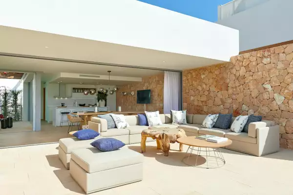 sotheby's-ibiza-salaexterior
