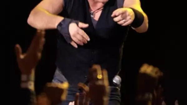 El cantante pide apoyar el proyecto de ley sobre matrimonios homosexuales que se someterá a votación el jueves en el Senado de este estado.