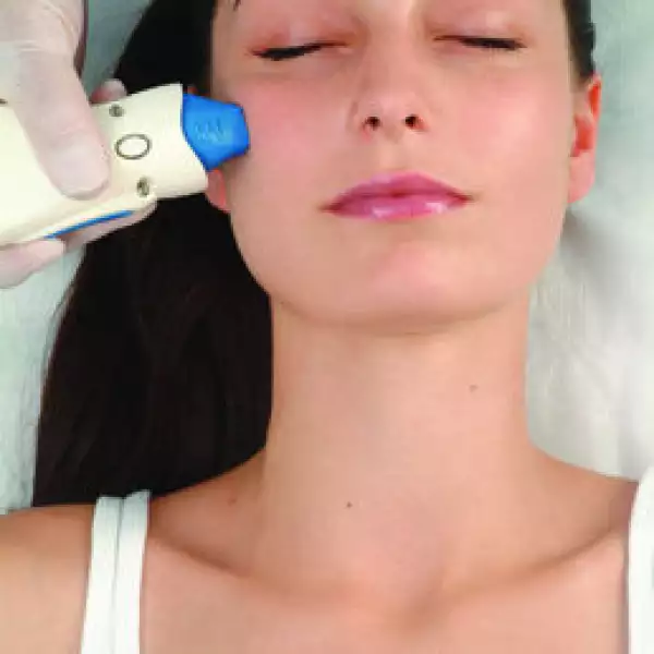 Mujer con tratamiento para ojos