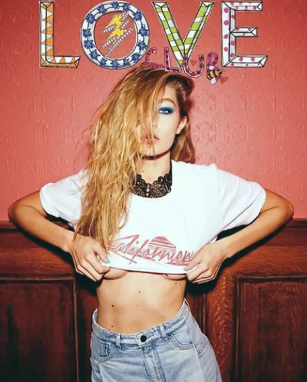 En pasarelas y shootings en los que muestra su estómago, sus lunares resaltan.