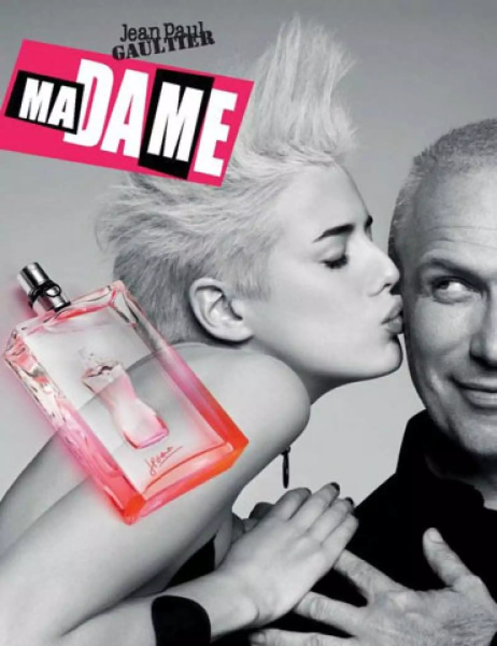 Se dice que la inglesa Agyness Deyn, de 25 años es la futura Kate Moss porque no se parece a ninguna otra modelo y su estilo es desenfadado, único y copiado ya por miles de mujeres. Su nombre real es Laura Hollins y ha sido imagen de las nuevas fragancias