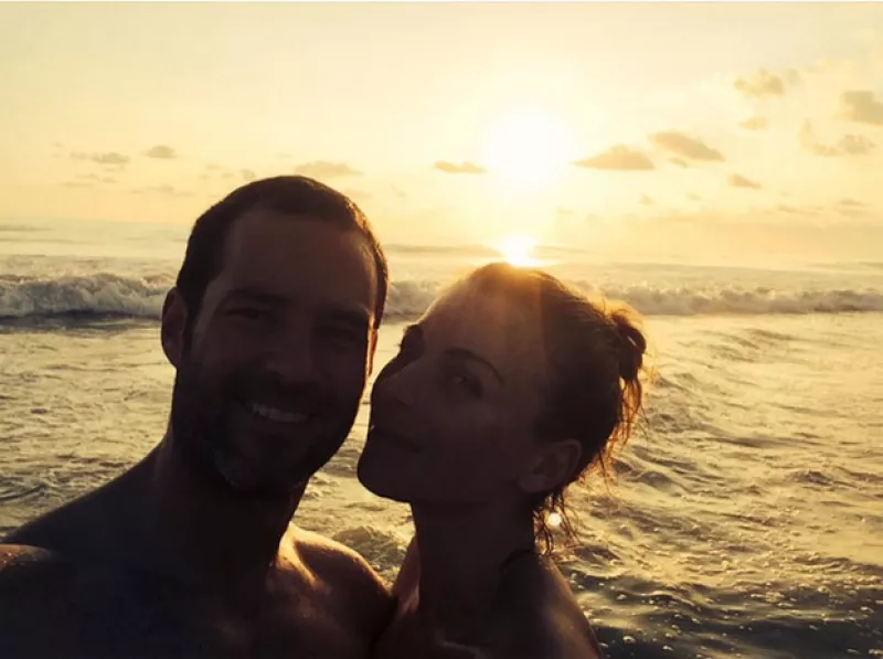 La actriz compartió una fotografía en la que aparece con su esposo, a quien conoció hace cinco años, cuando inició su historia de amor, y que hoy rememora.