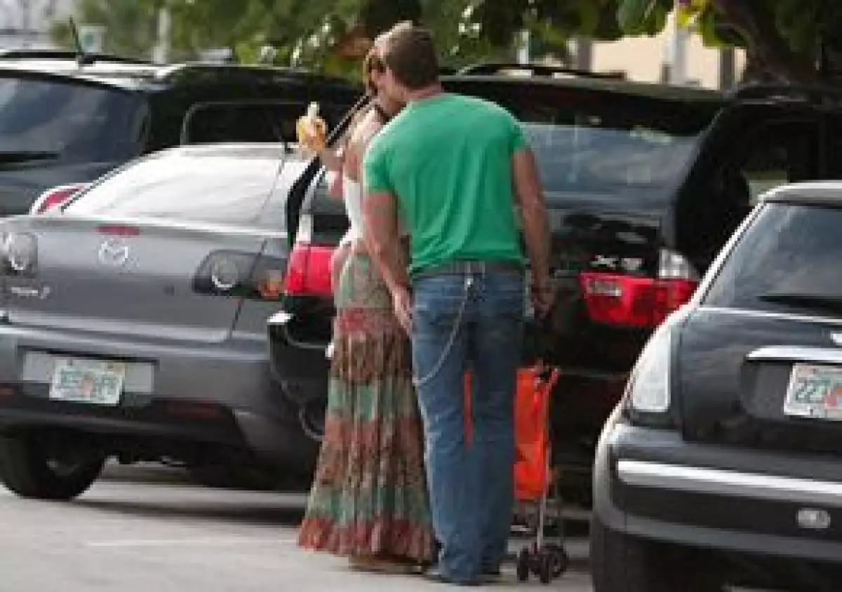 La pareja de actores fue vista en Miami caminando por las calles de Miami con su hijo Christopher, lo que da puerta a una posible reconciliación.