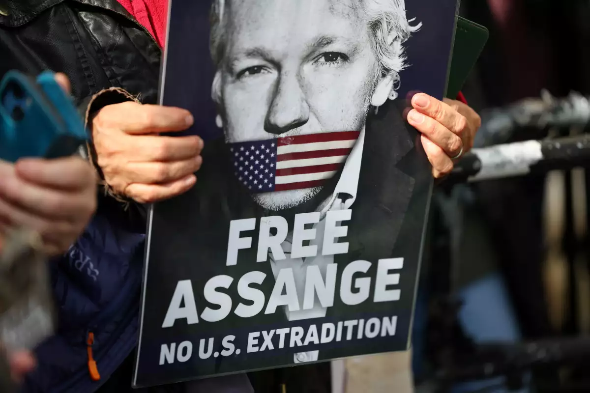 Un partidario del fundador de WikiLeaks, Julian Assange, sostiene un cartel el día en que el Tribunal Superior decidirá si Julian Assange puede apelar contra la extradición de Gran Bretaña a Estados Unidos, en Londres, Gran Bretaña, el 26 de marzo de 2024.