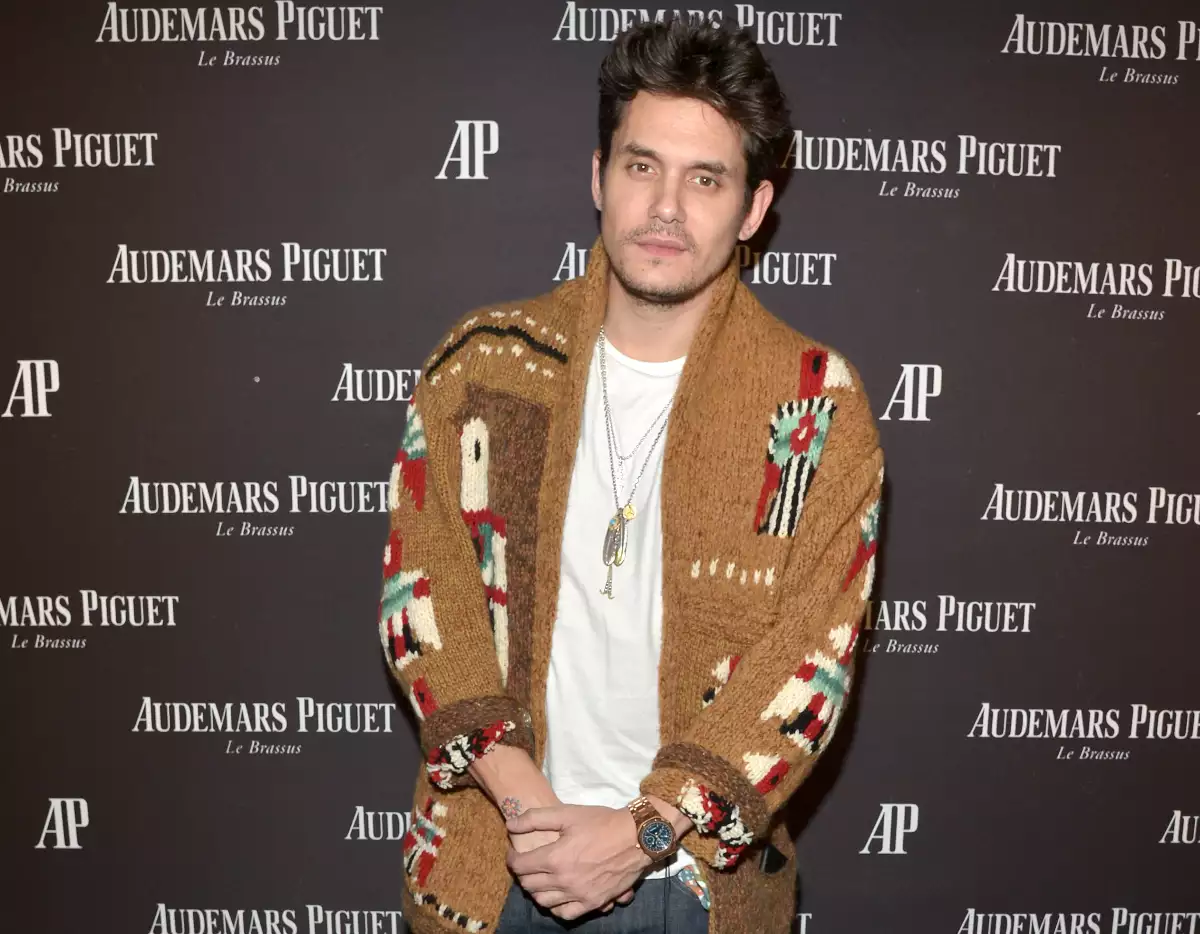 El cantante John Mayer vistiendo un ugly Christmas sweater en 2015.