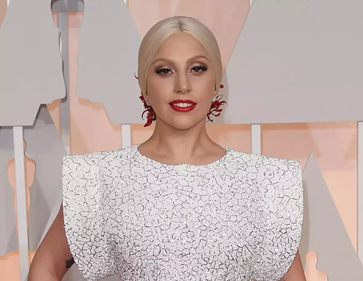 La cantante vomitó en su coche de camino al set de rodaje el primer día de grabación y guardó la bolsa para regalársela al productor Ryan Murphy.