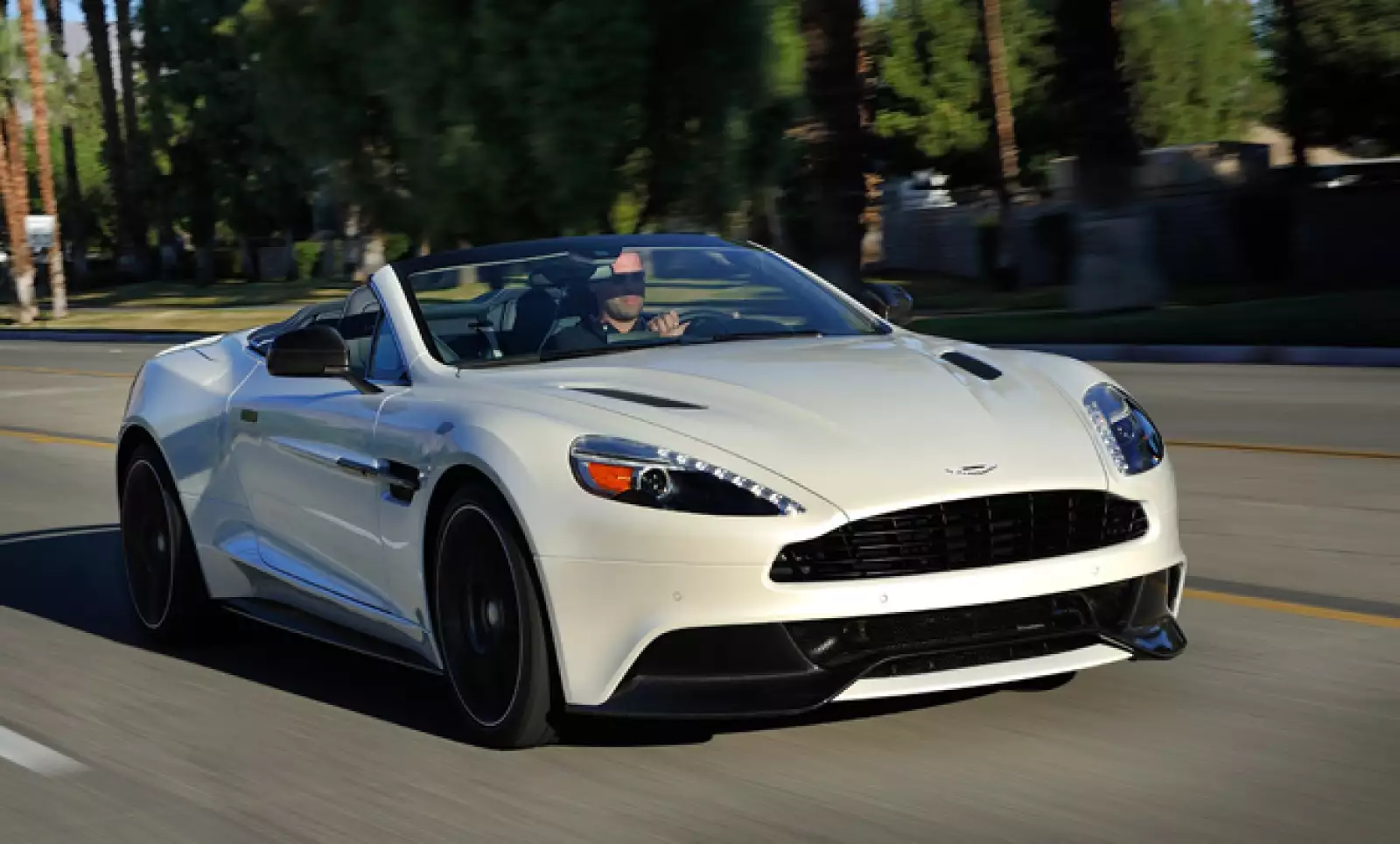 El rendimiento, meticulosidad y lujo del Vanquish se combinan con el puro  hedonismo al aire libre. El Volante conserva la precisión de su hermano coupé . Con un motor de 565 caballos de fuerza puede alcanzar los 295 km/h.