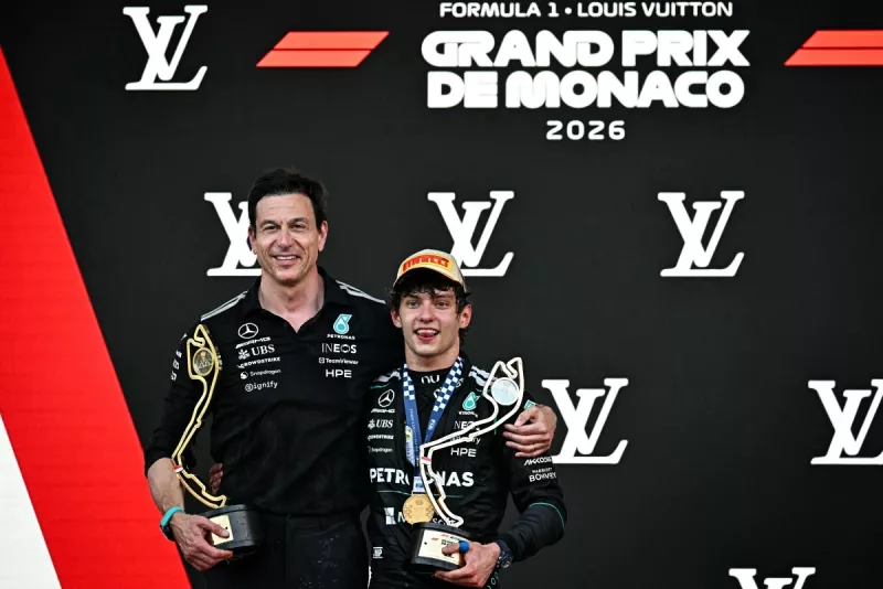 El piloto italiano del ganador de Mercedes, Kimi Antonelli (R), celebra con el director del equipo austriaco de Mercedes y CEO, Toto Wolff, quien ganó el trofeo del constructor, en el podio después de competir en el Gran Premio de Fórmula 1 de Mónaco en el circuito callejero de Mónaco en Mónaco, antes del, el 7 de junio de 2026.