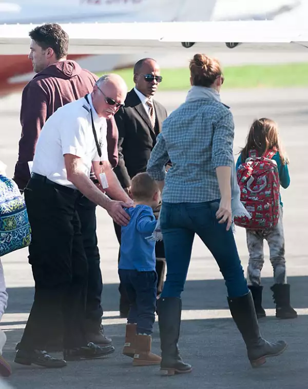 Ben Affleck y Jennifer Garner fueron captados tomando un jet privado junto a sus hijos.