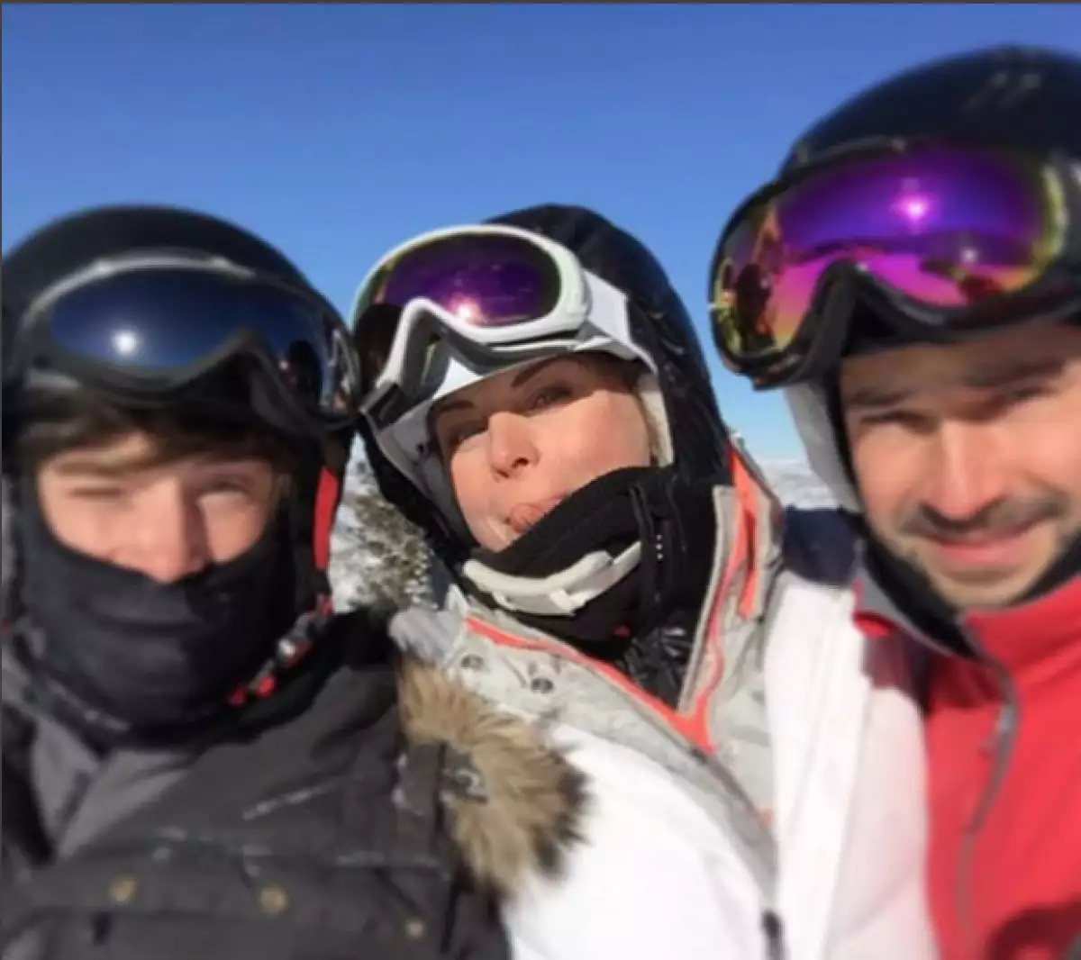 Con esta foto, Ludwika presume lo grande que está Nicolás a sus 16 años, pero además muestra a su familia que nunca habíamos visto reunida.