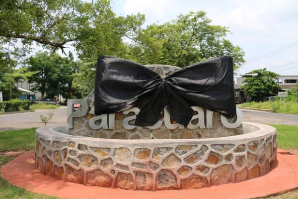 En Parácuaro, Michoacán, ya hay un moño negro en el centro como homenaje a Juan Gabriel.