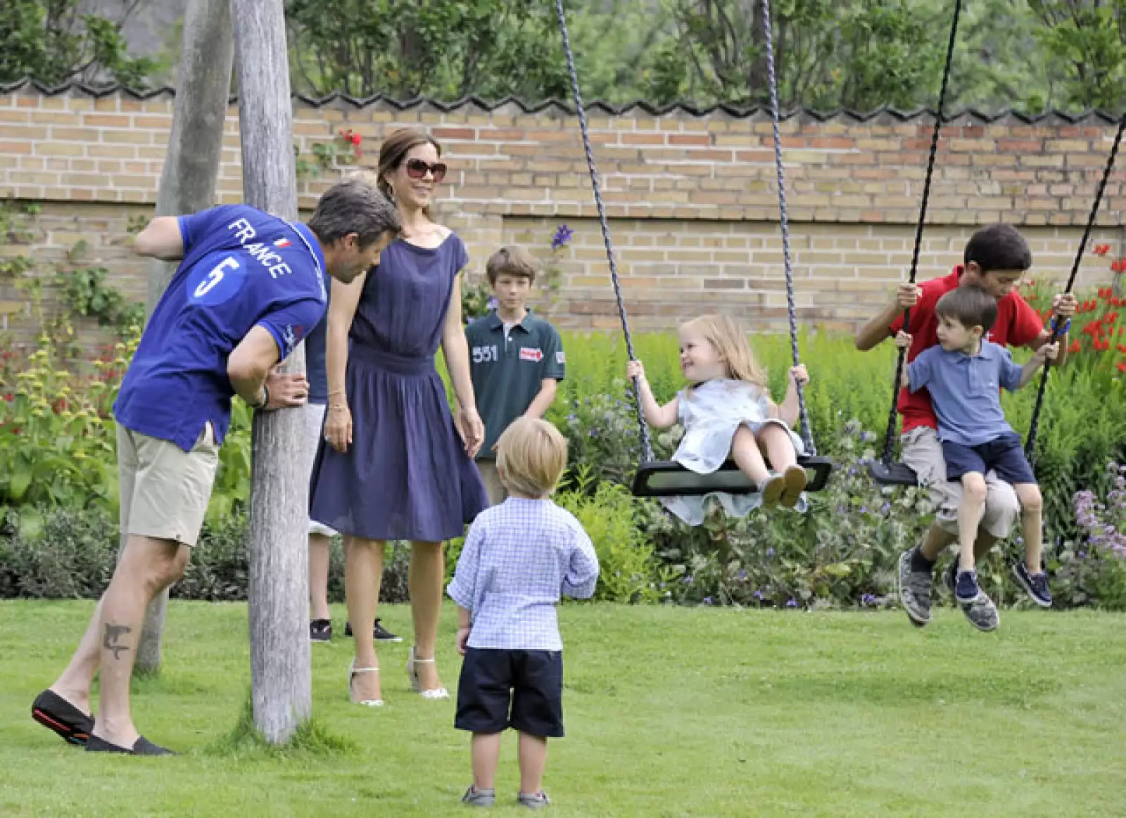 Mary y Federico tienen la dura tarea de divertir a cuatro hijos pequeños en el verano.