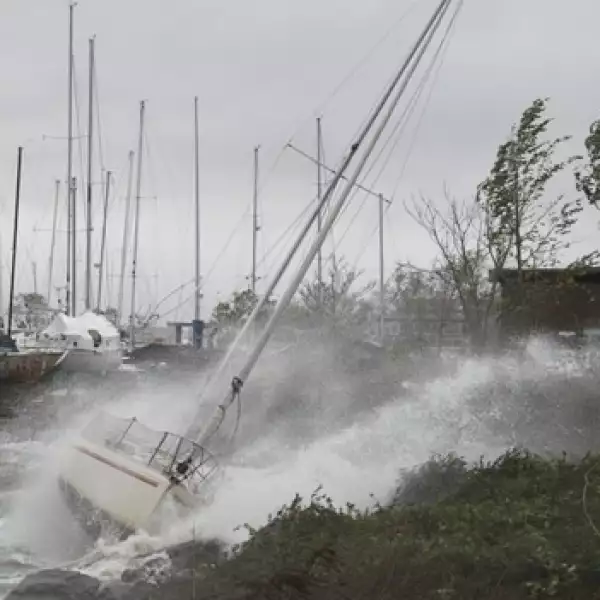 un bote choca contra la costa