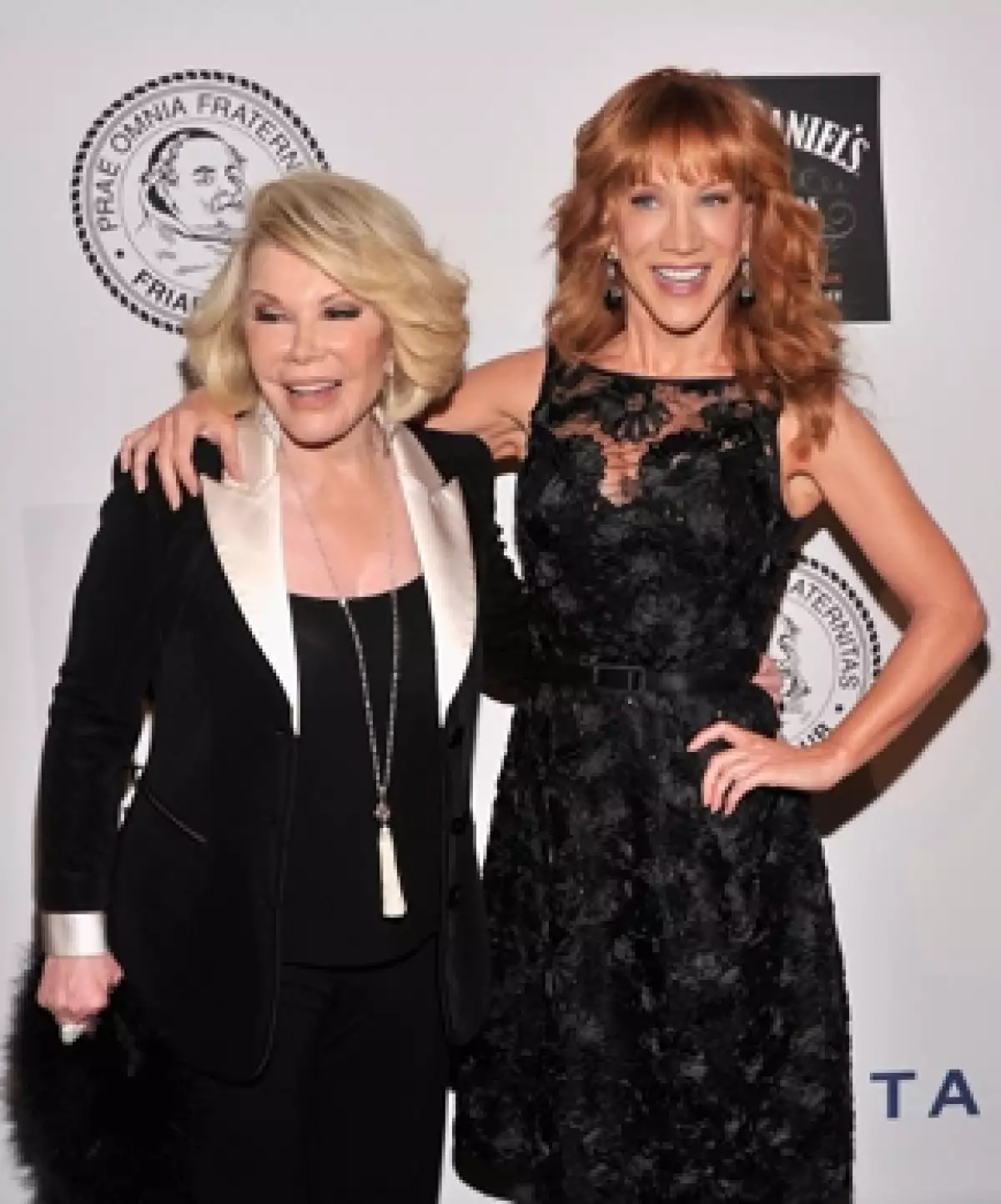 Aunque E! ya le ofreció el puesto de Joan Rivers, la comediante se encuentra indecisa sobre si aceptar la conducción o no.
