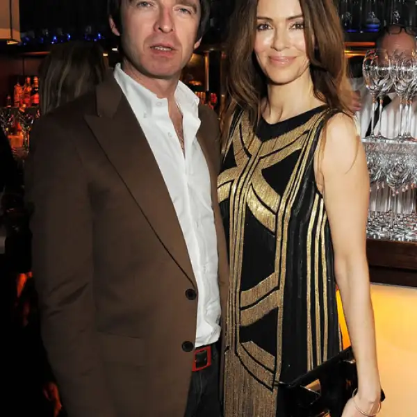 Noel Gallagher y Sara Macdonald no pudieron faltar entre los invitados a la presentación del libro.