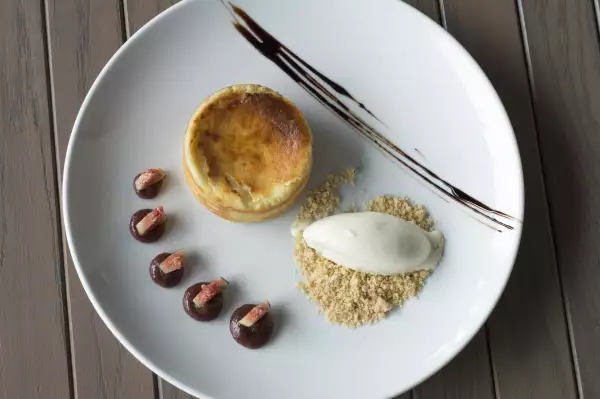 FONDANTE DE QUESO MANCHEGO, HELADO DE VAINILLA Y REDUCCIÓN DE BALSÁMICO.png
