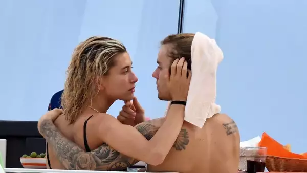 Justin Bieber y Hailey Baldwin lucen muy enamorados