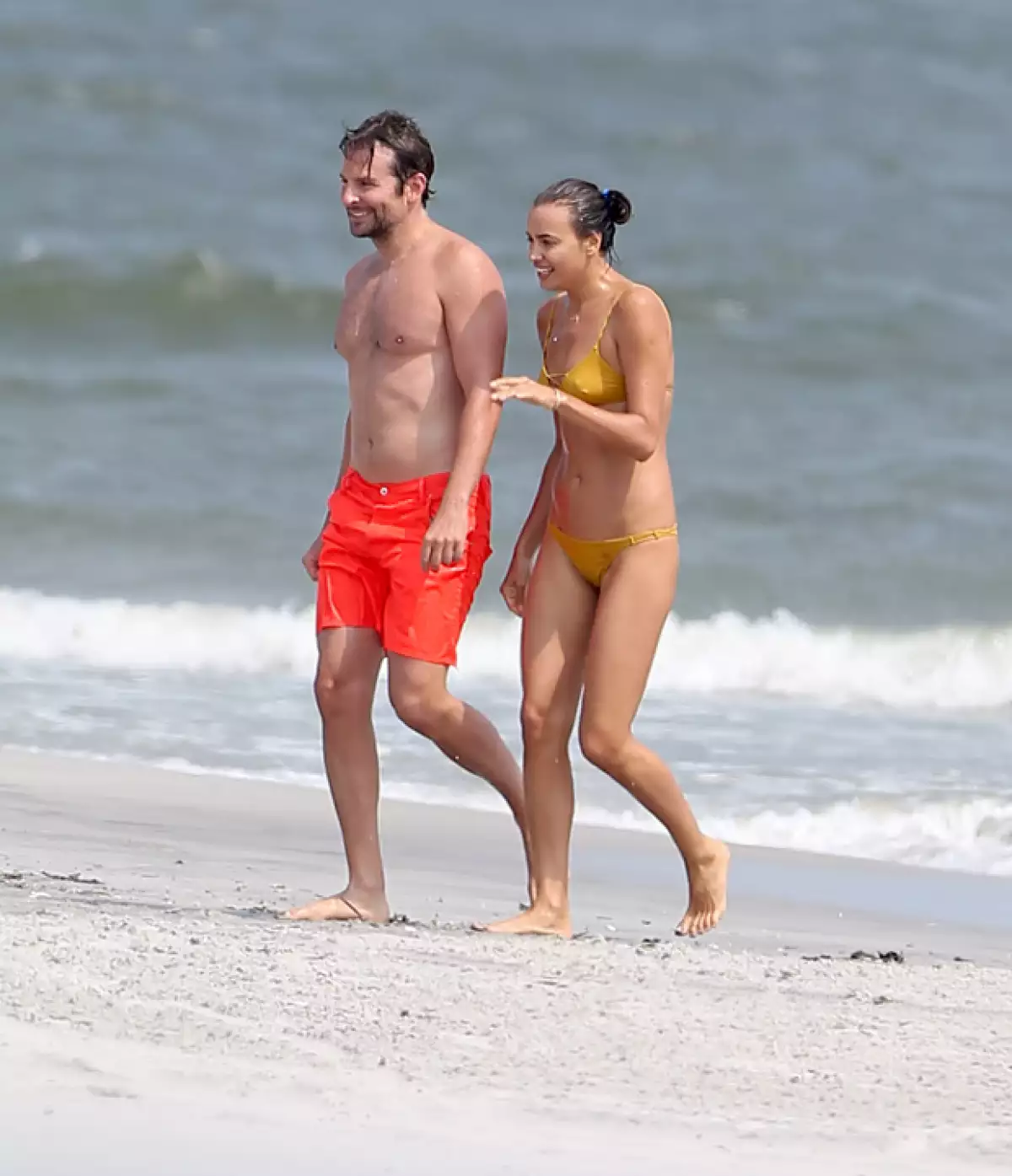La pareja de famosos es ahora captada muy cariñosa en la playa de Nueva Jersey, donde se hicieron acompañar de Gloria Cooper, mamá de él.