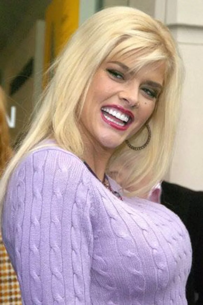 El el ex novio de Smith, Howard K. Stern, y dos médicos fueron acusados el 13 de marzo en California de asociación ilícita para recetarle a Smith fármacos ilegalmente.