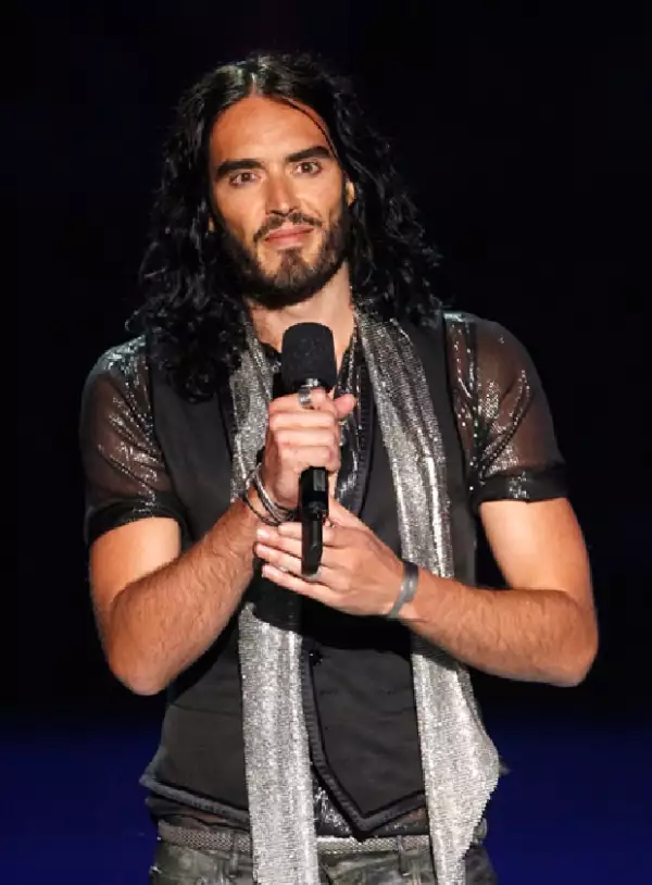 Russell Brand practica yoga espiritual al igual que la mexicana.