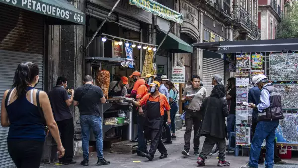 Los establecimientos de comida solo tienen permitido el servicio para llevar lo que en algunos establecimientos del Centro Histórico se genera aglomeración en la vía pública