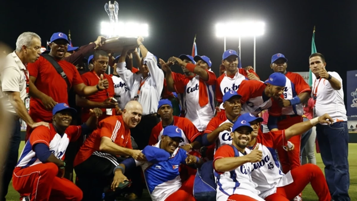 Los jugadores cubanos celebran el título de la Serie del Caribe 2015