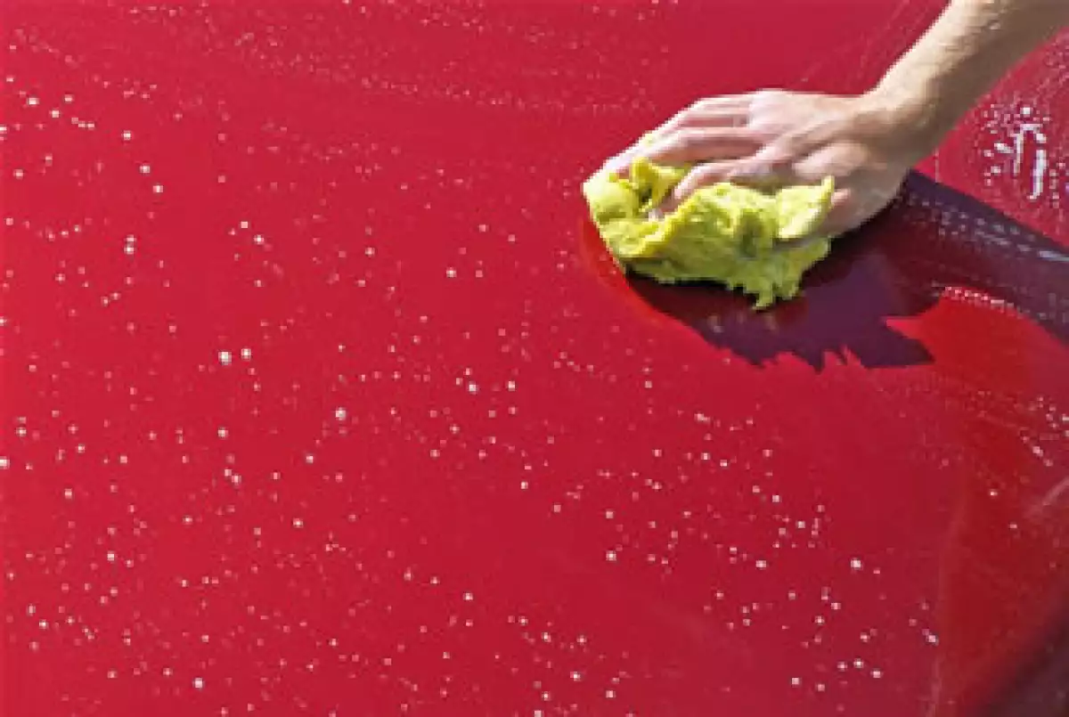 Los mechudos son poco recomendables. Es preferible utilizar materiales suaves para lavar el auto y jamás limpiarlo en seco. (Foto: Cortesía SXC)