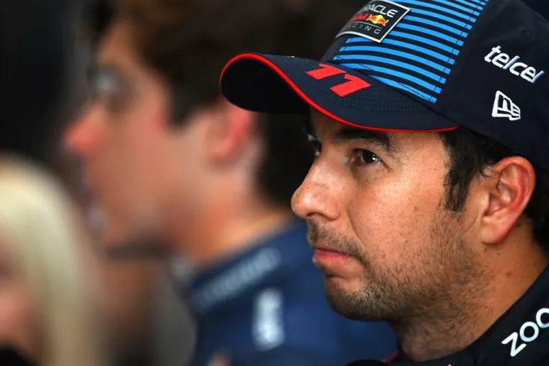 Foto del perfil de Checo Pérez con gesto de desagrado.