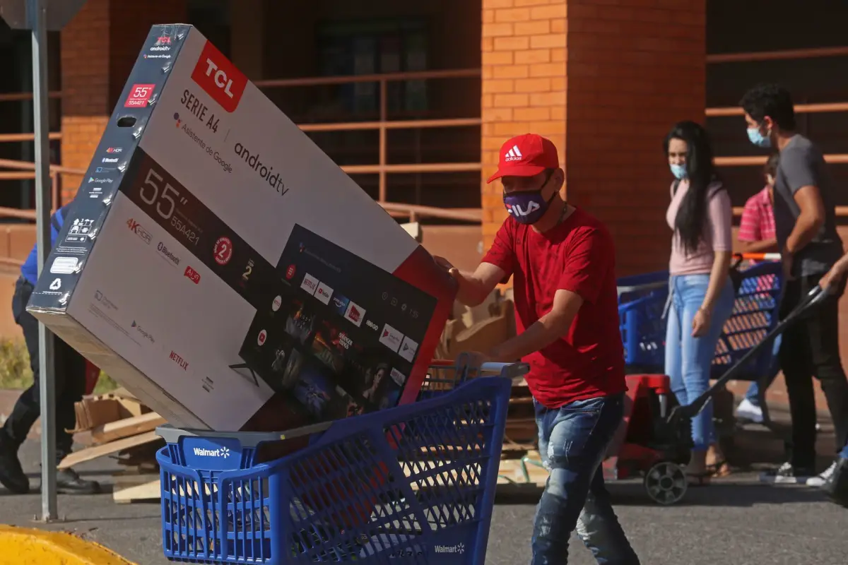 Las ofertas de verano, como Julio Regalado, darán un impulso a las ventas de los productos menos buscados por la pandemia. (Cuartoscuro)