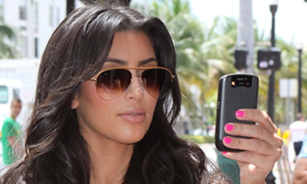 Kardashian usa una BlackBerry para administrar sus correos. (Foto: Getty Images)